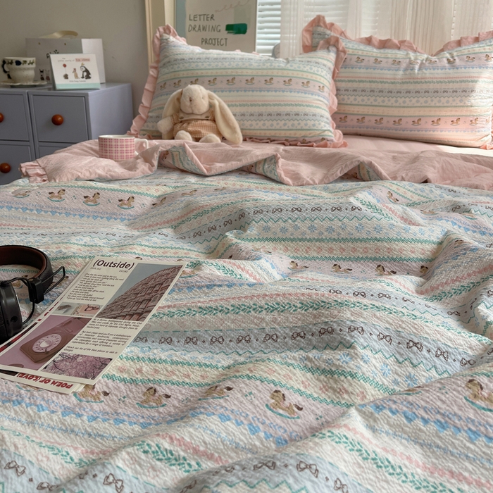 91家纺网 家纺一手货源 找家纺 迪梦姿家纺 2026新款泡芙纱花边款夏被四件套 甜心木马卷