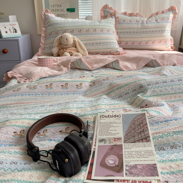 91家纺网 家纺一手货源 找家纺 迪梦姿家纺 2026新款泡芙纱花边款夏被四件套 甜心木马卷