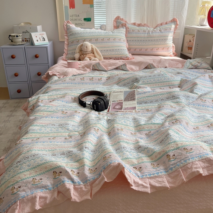 91家纺网 家纺一手货源 找家纺 迪梦姿家纺 2026新款泡芙纱花边款夏被四件套 甜心木马卷