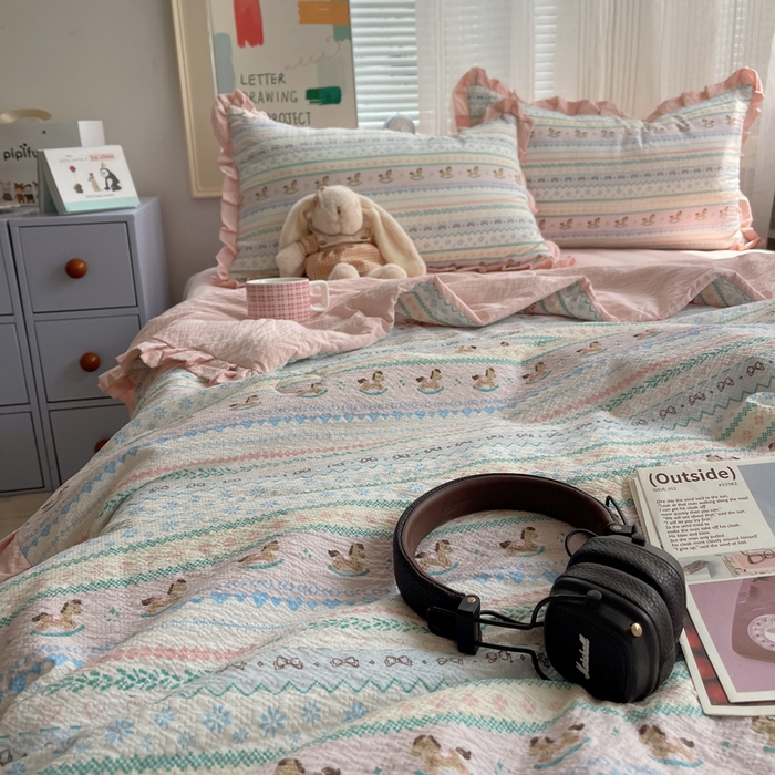 91家纺网 家纺一手货源 找家纺 迪梦姿家纺 2026新款泡芙纱花边款夏被四件套 甜心木马卷