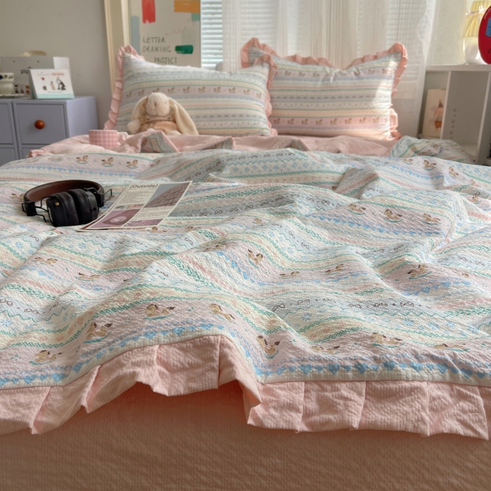 91家纺网 家纺一手货源 找家纺 迪梦姿家纺 2026新款泡芙纱花边款夏被四件套 甜心木马卷