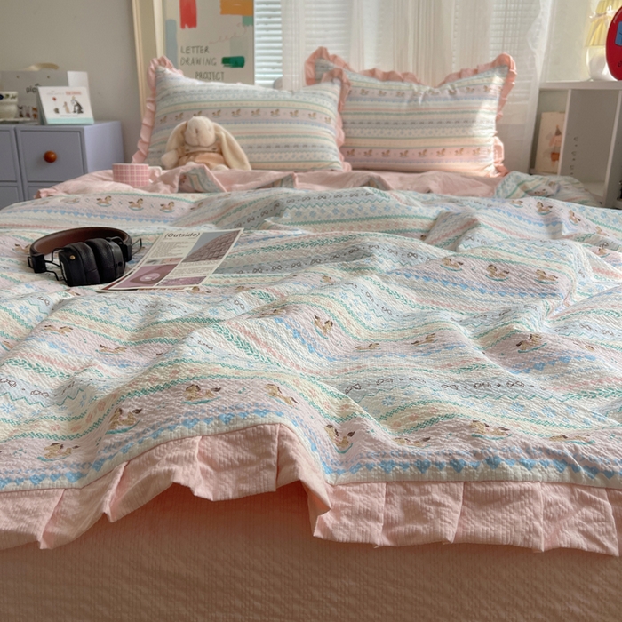 91家纺网 家纺一手货源 找家纺 迪梦姿家纺 2026新款泡芙纱花边款夏被四件套 甜心木马卷