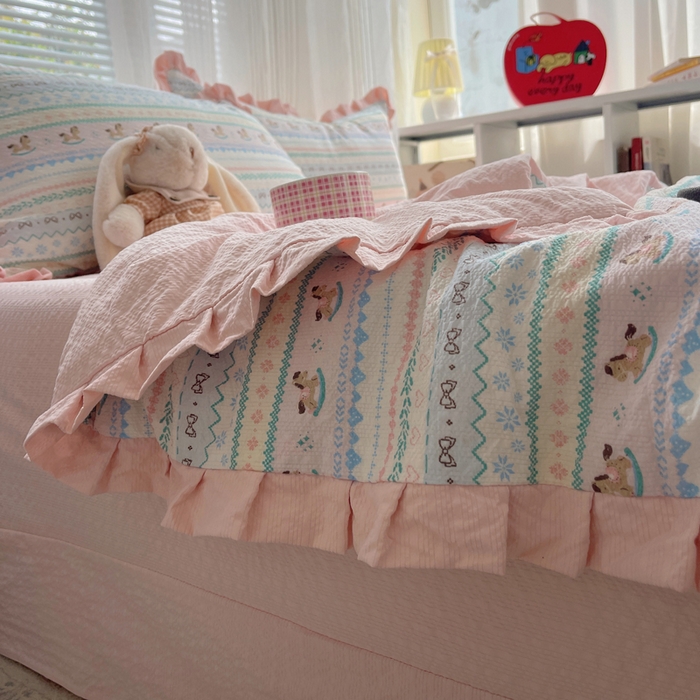 91家纺网 家纺一手货源 找家纺 迪梦姿家纺 2026新款泡芙纱花边款夏被四件套 甜心木马卷