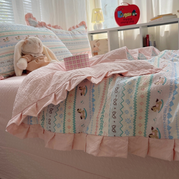 91家纺网 家纺一手货源 找家纺 迪梦姿家纺 2026新款泡芙纱花边款夏被四件套 甜心木马卷