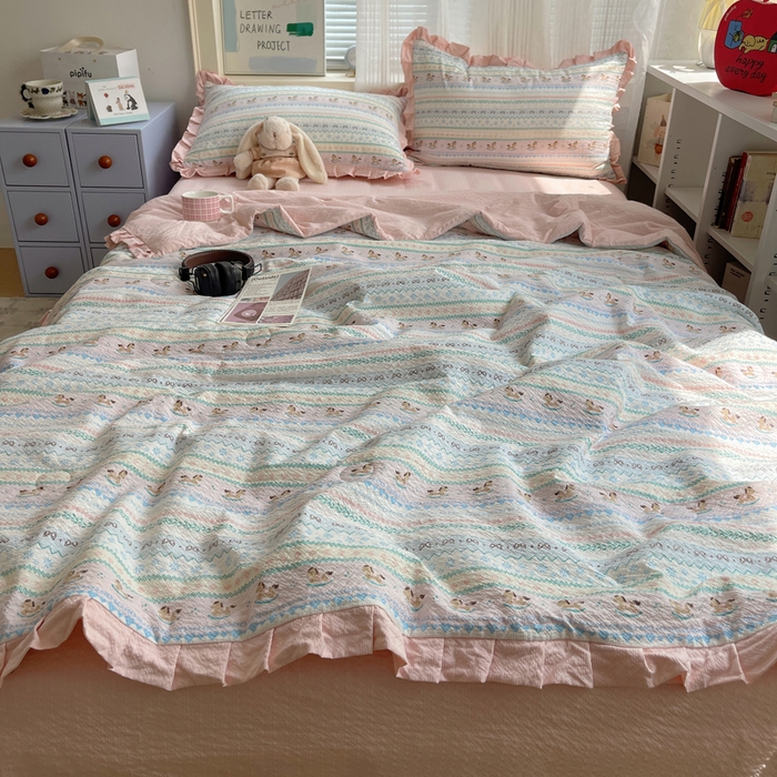 91家纺网 家纺一手货源 找家纺 迪梦姿家纺 2026新款泡芙纱花边款夏被四件套 甜心木马卷