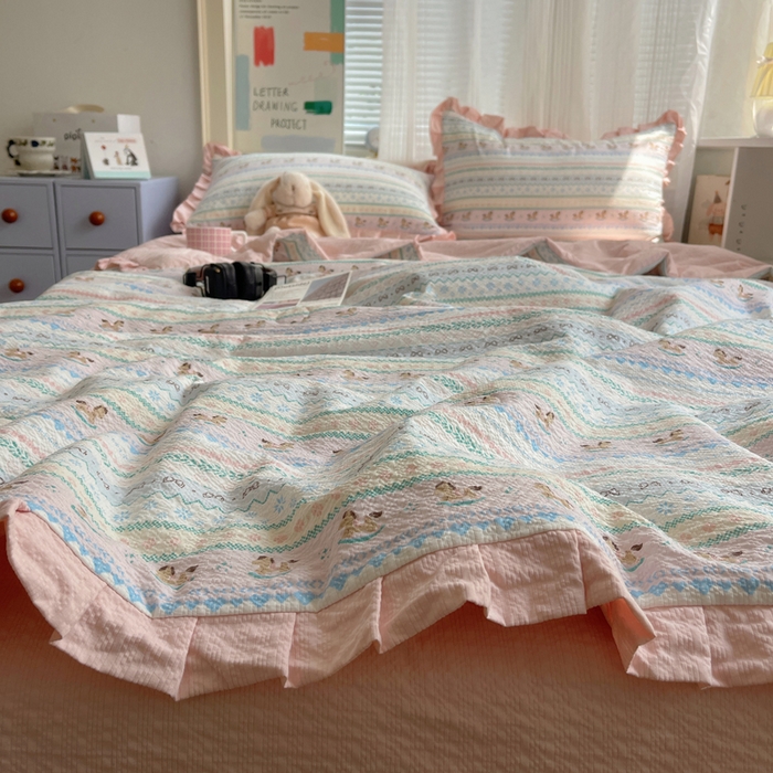 91家纺网 家纺一手货源 找家纺 迪梦姿家纺 2026新款泡芙纱花边款夏被四件套 甜心木马卷