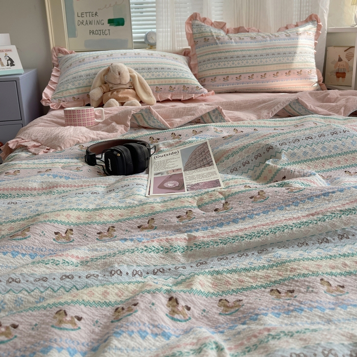 91家纺网 家纺一手货源 找家纺 迪梦姿家纺 2026新款泡芙纱花边款夏被四件套 甜心木马卷