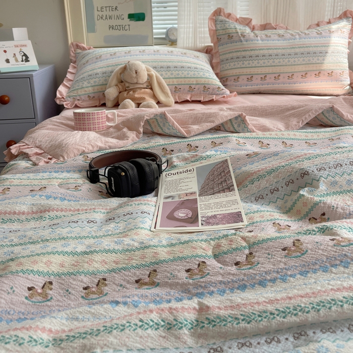 91家纺网 家纺一手货源 找家纺 迪梦姿家纺 2026新款泡芙纱花边款夏被四件套 甜心木马卷