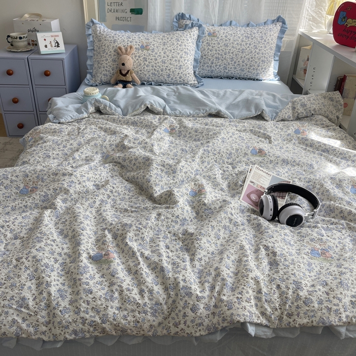 91家纺网 家纺一手货源 找家纺 迪梦姿家纺 2026新款泡芙纱花边款夏被四件套 兔仔花田