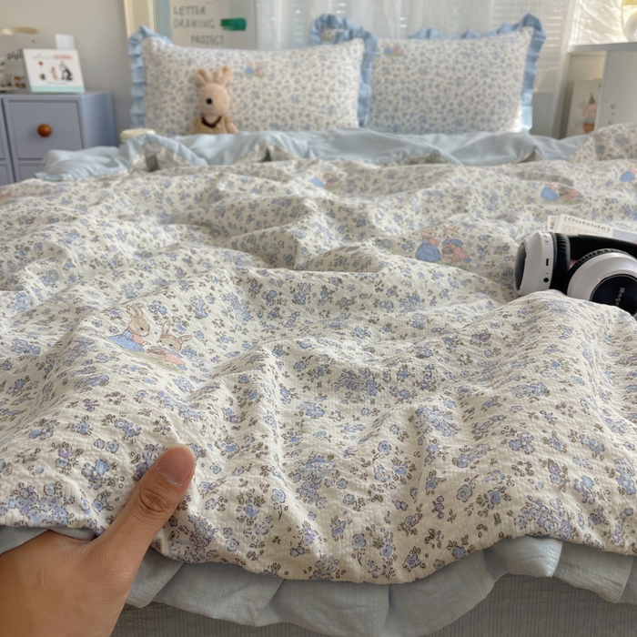 91家纺网 家纺一手货源 找家纺 迪梦姿家纺 2026新款泡芙纱花边款夏被四件套 兔仔花田