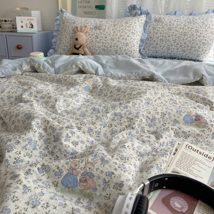 91家纺网 家纺一手货源 找家纺 迪梦姿家纺 2026新款泡芙纱花边款夏被四件套 兔仔花田