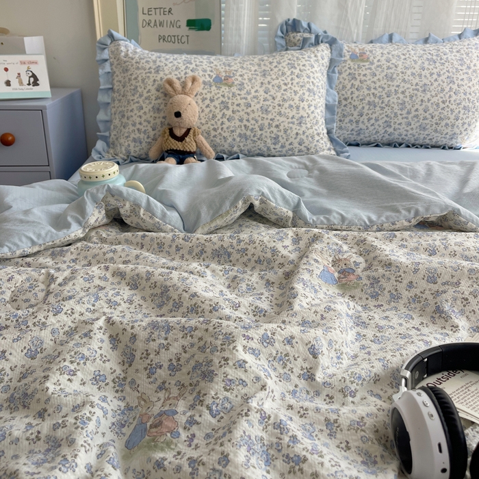 91家纺网 家纺一手货源 找家纺 迪梦姿家纺 2026新款泡芙纱花边款夏被四件套 兔仔花田