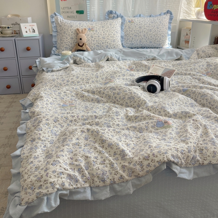 91家纺网 家纺一手货源 找家纺 迪梦姿家纺 2026新款泡芙纱花边款夏被四件套 兔仔花田