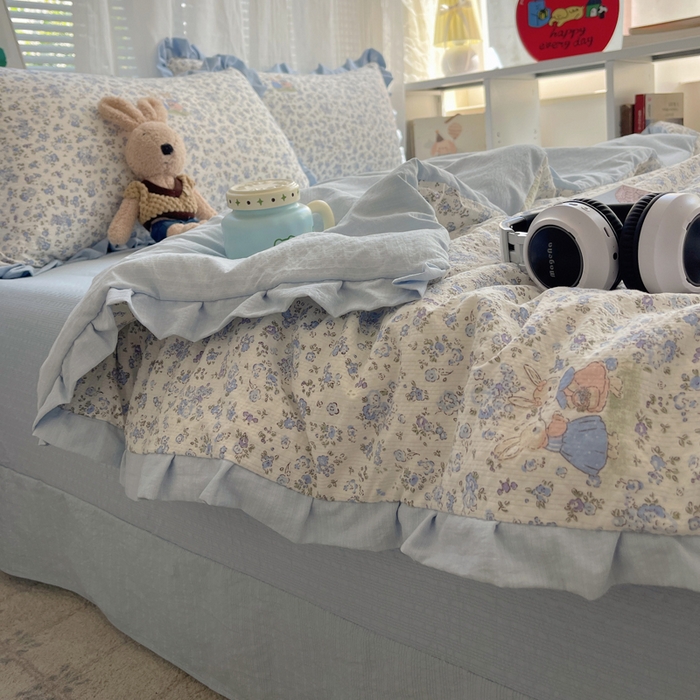 91家纺网 家纺一手货源 找家纺 迪梦姿家纺 2026新款泡芙纱花边款夏被四件套 兔仔花田