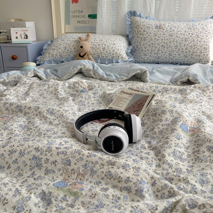 91家纺网 家纺一手货源 找家纺 迪梦姿家纺 2026新款泡芙纱花边款夏被四件套 兔仔花田