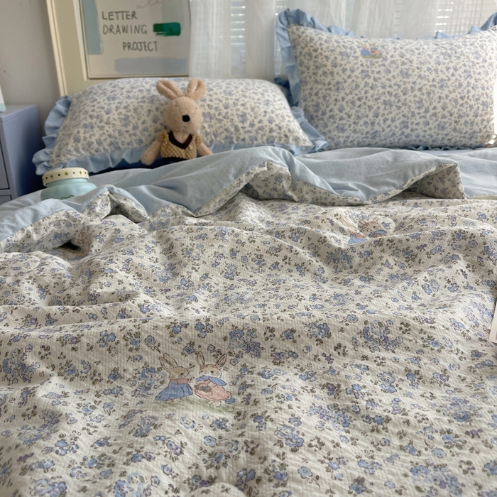 91家纺网 家纺一手货源 找家纺 迪梦姿家纺 2026新款泡芙纱花边款夏被四件套 兔仔花田