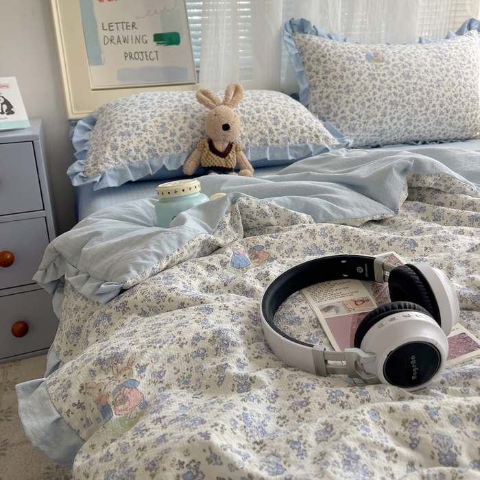 91家纺网 家纺一手货源 找家纺 迪梦姿家纺 2026新款泡芙纱花边款夏被四件套 兔仔花田