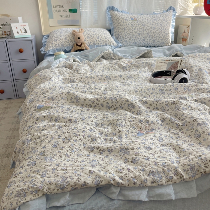 91家纺网 家纺一手货源 找家纺 迪梦姿家纺 2026新款泡芙纱花边款夏被四件套 兔仔花田