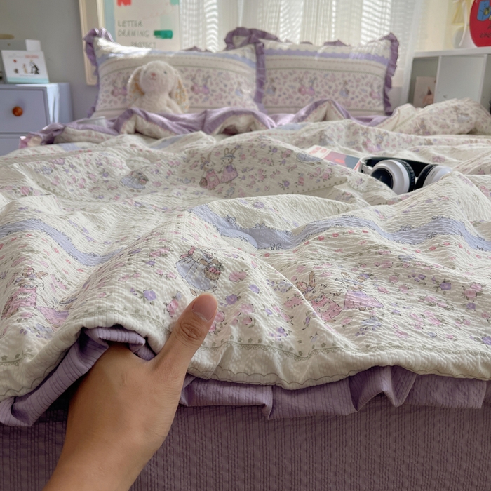 91家纺网 家纺一手货源 找家纺 迪梦姿家纺 2026新款泡芙纱花边款夏被四件套 小兔裙边