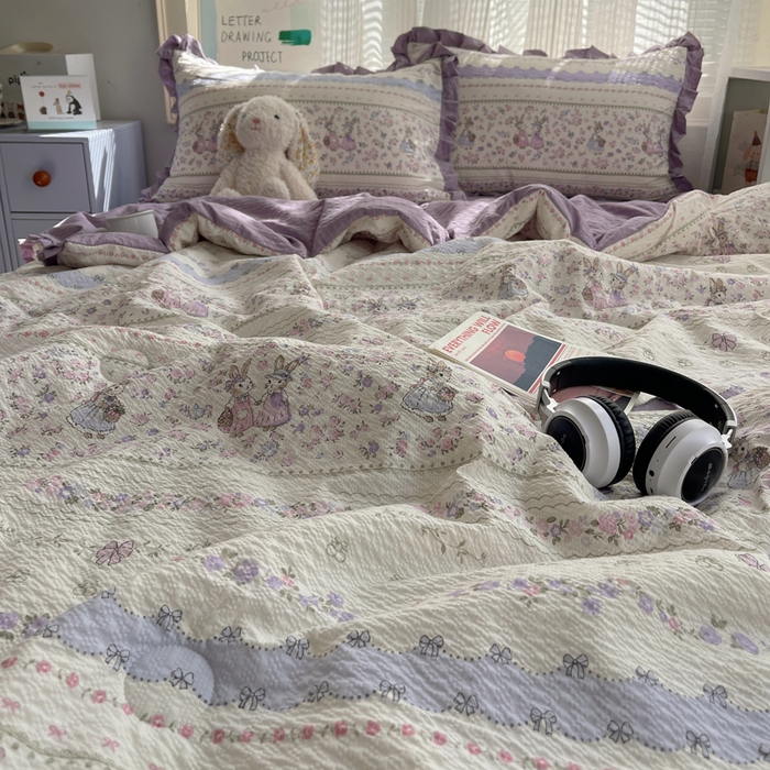 91家纺网 家纺一手货源 找家纺 迪梦姿家纺 2026新款泡芙纱花边款夏被四件套 小兔裙边