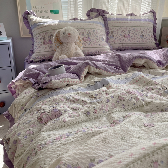 91家纺网 家纺一手货源 找家纺 迪梦姿家纺 2026新款泡芙纱花边款夏被四件套 小兔裙边