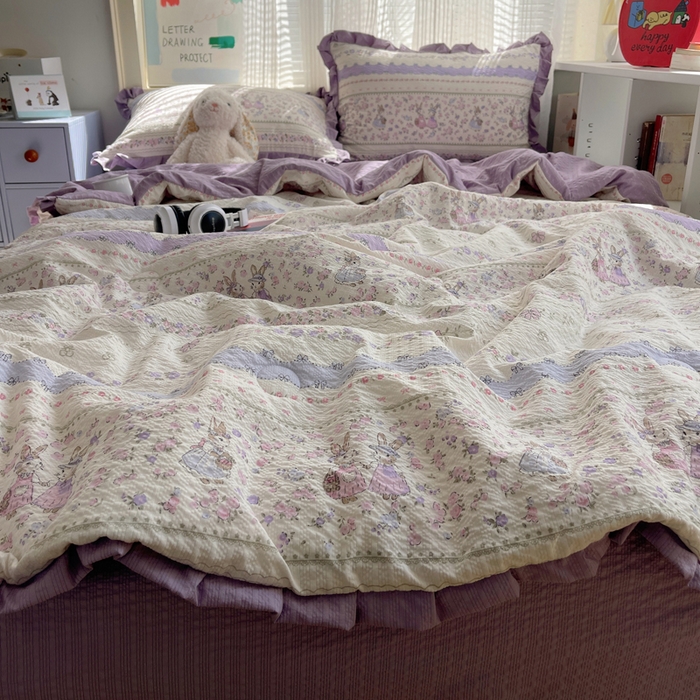 91家纺网 家纺一手货源 找家纺 迪梦姿家纺 2026新款泡芙纱花边款夏被四件套 小兔裙边