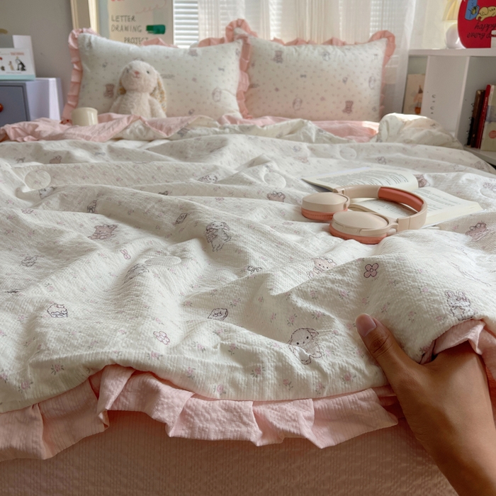 91家纺网 家纺一手货源 找家纺 迪梦姿家纺 2026新款泡芙纱花边款夏被四件套 悦悦小兔