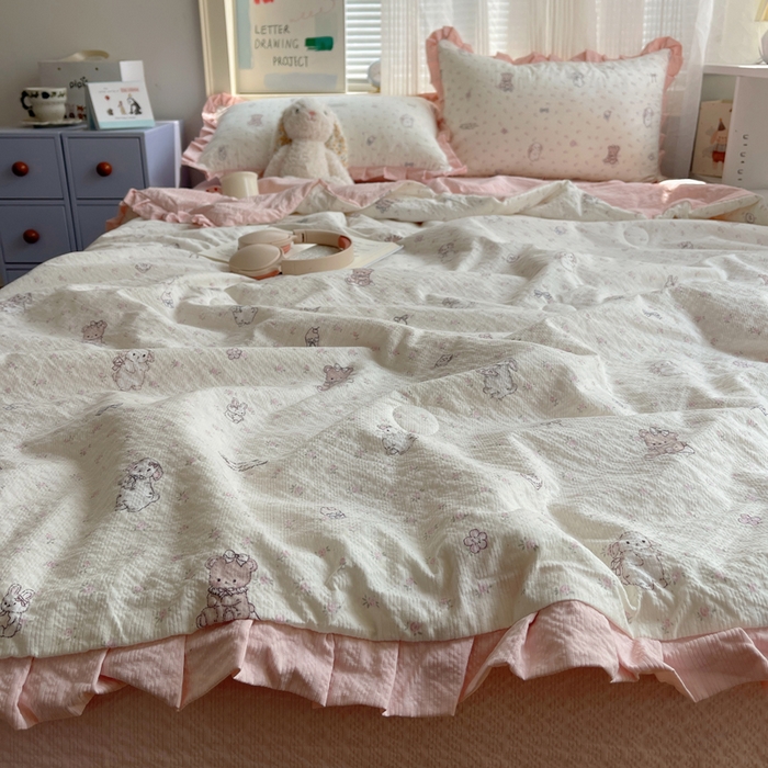 91家纺网 家纺一手货源 找家纺 迪梦姿家纺 2026新款泡芙纱花边款夏被四件套 悦悦小兔