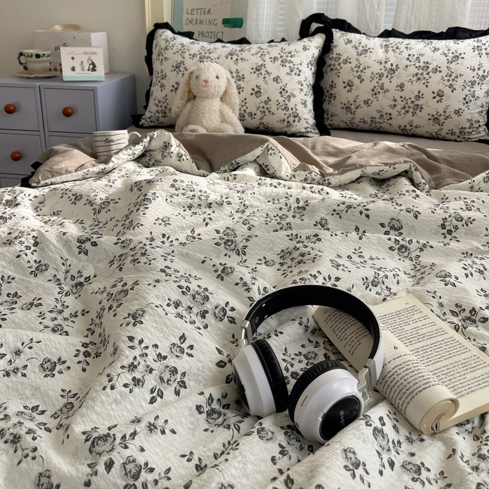 91家纺网 家纺一手货源 找家纺 迪梦姿家纺 2026新款泡芙纱花边款夏被四件套 只闻花香