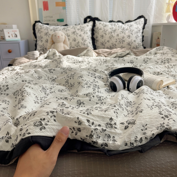 91家纺网 家纺一手货源 找家纺 迪梦姿家纺 2026新款泡芙纱花边款夏被四件套 只闻花香