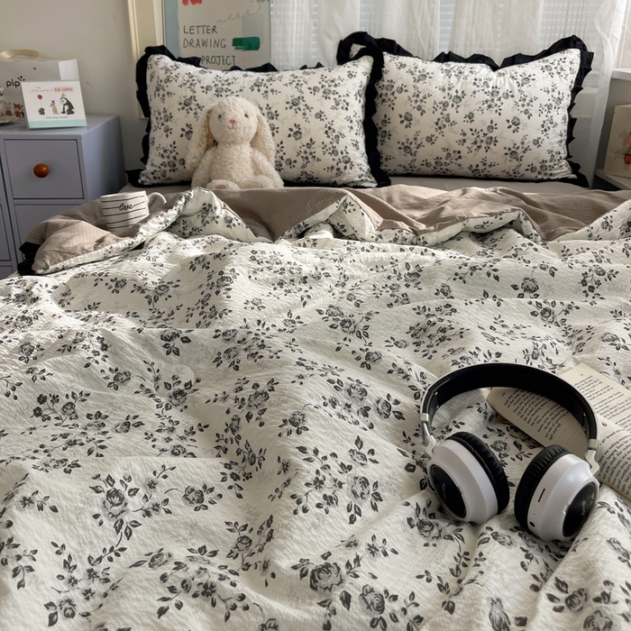 91家纺网 家纺一手货源 找家纺 迪梦姿家纺 2026新款泡芙纱花边款夏被四件套 只闻花香