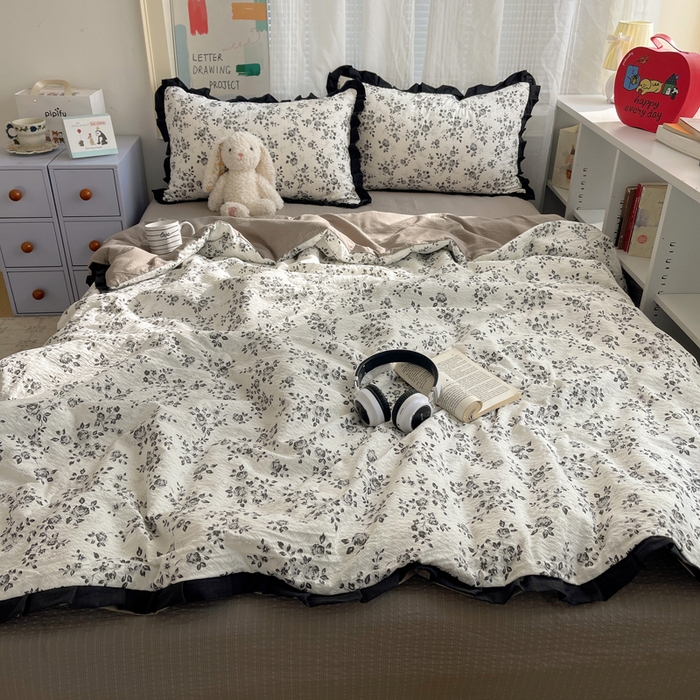 91家纺网 家纺一手货源 找家纺 迪梦姿家纺 2026新款泡芙纱花边款夏被四件套 只闻花香