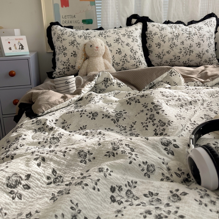 91家纺网 家纺一手货源 找家纺 迪梦姿家纺 2026新款泡芙纱花边款夏被四件套 只闻花香