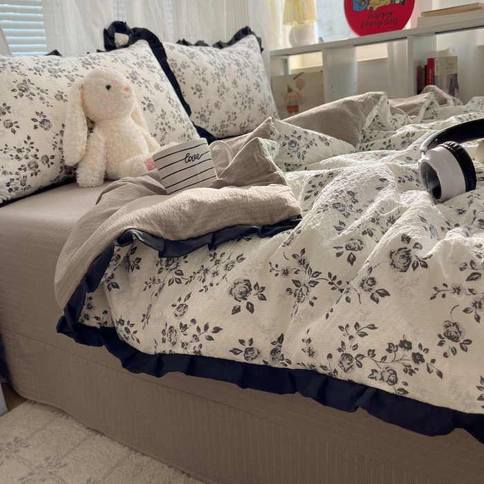 91家纺网 家纺一手货源 找家纺 迪梦姿家纺 2026新款泡芙纱花边款夏被四件套 只闻花香