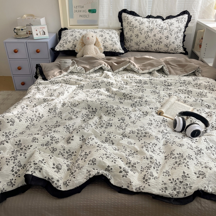 91家纺网 家纺一手货源 找家纺 迪梦姿家纺 2026新款泡芙纱花边款夏被四件套 只闻花香