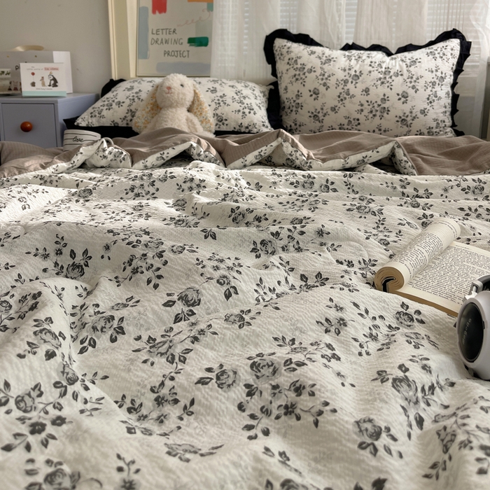 91家纺网 家纺一手货源 找家纺 迪梦姿家纺 2026新款泡芙纱花边款夏被四件套 只闻花香