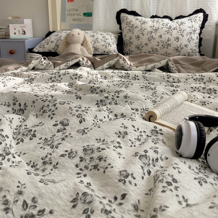 91家纺网 家纺一手货源 找家纺 迪梦姿家纺 2026新款泡芙纱花边款夏被四件套 只闻花香