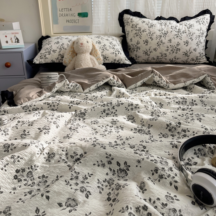 91家纺网 家纺一手货源 找家纺 迪梦姿家纺 2026新款泡芙纱花边款夏被四件套 只闻花香