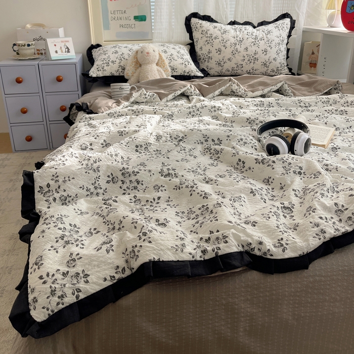 91家纺网 家纺一手货源 找家纺 迪梦姿家纺 2026新款泡芙纱花边款夏被四件套 只闻花香