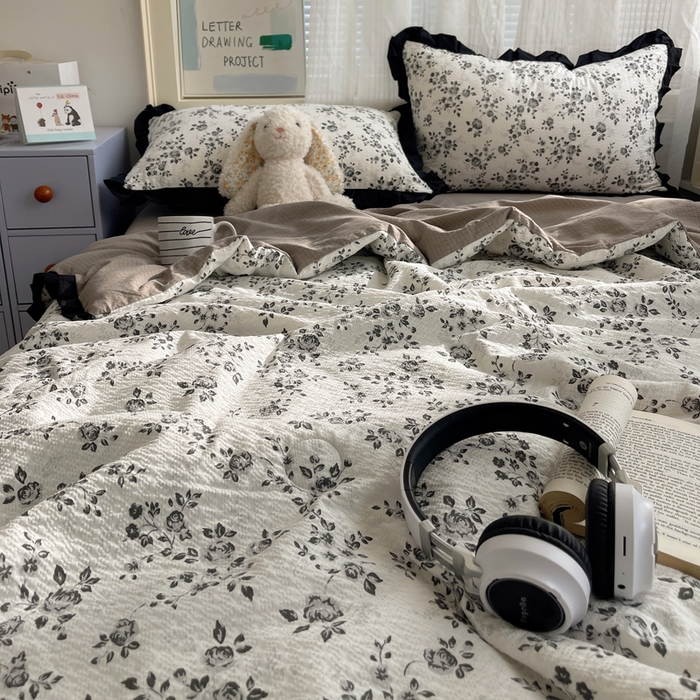 91家纺网 家纺一手货源 找家纺 迪梦姿家纺 2026新款泡芙纱花边款夏被四件套 只闻花香