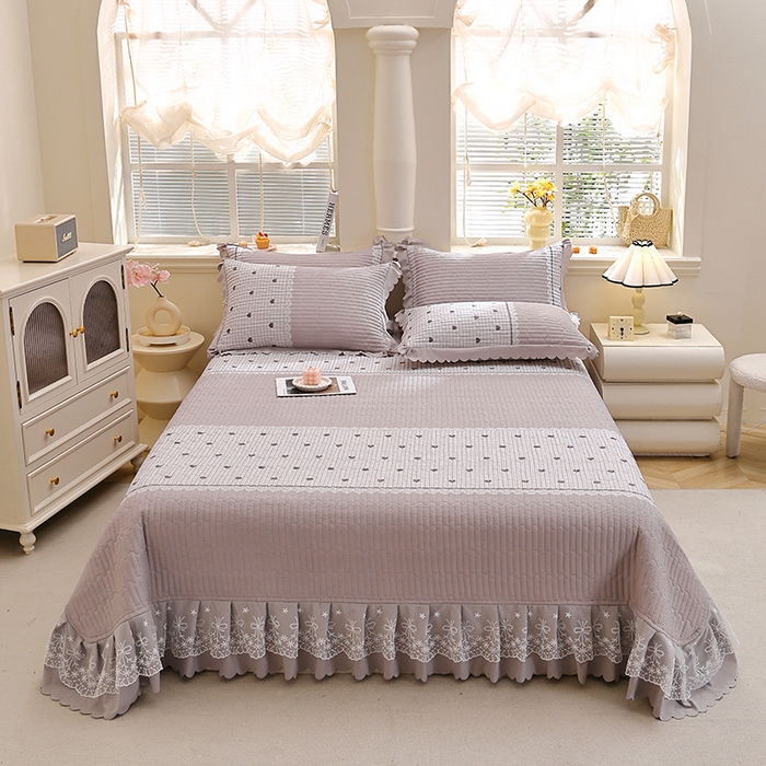 91家纺网 家纺一手货源 找家纺 彩亿家纺 2026春夏新品四季床盖泡芙棉双层纱蕾丝床裙加厚床单 甜心灰