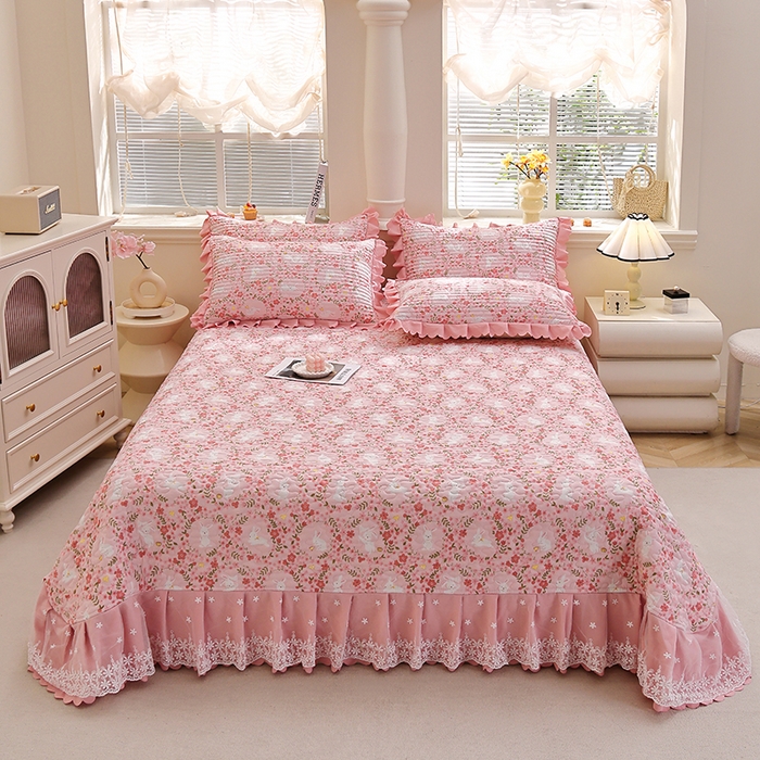 91家纺网 家纺一手货源 找家纺 彩亿家纺 2026春夏新品四季床盖泡芙棉双层纱蕾丝床裙加厚床单 小桃兔