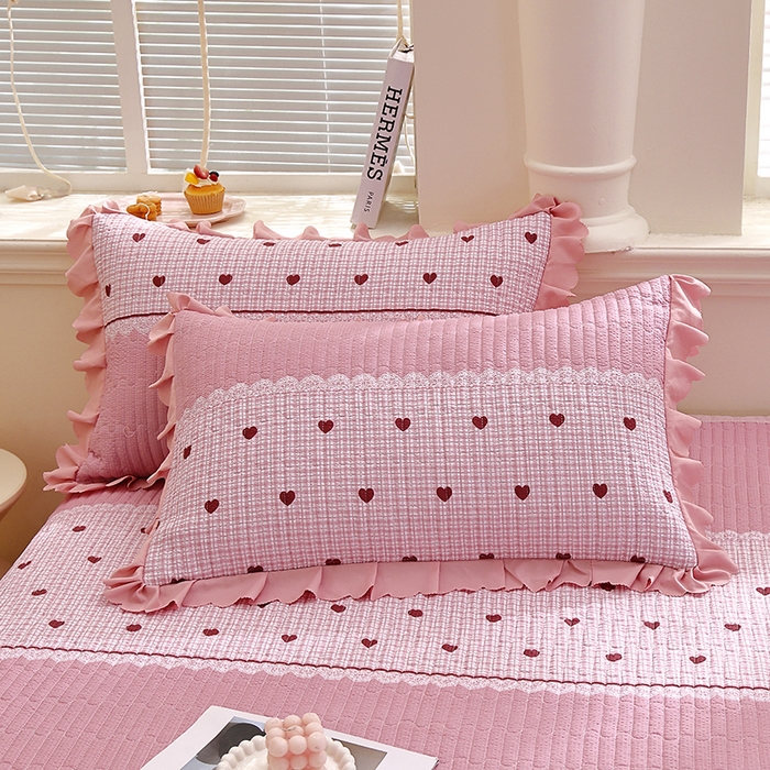 91家纺网 家纺一手货源 找家纺 彩亿家纺 2026春夏新品四季床盖泡芙棉双层纱蕾丝床裙加厚床单 甜心粉