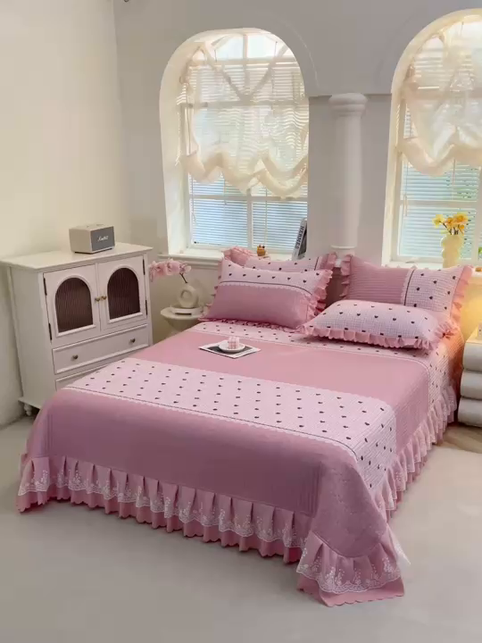 91家纺网 家纺一手货源 找家纺 彩亿家纺 2026春夏新品四季床盖泡芙棉双层纱蕾丝床裙加厚床单 甜心粉