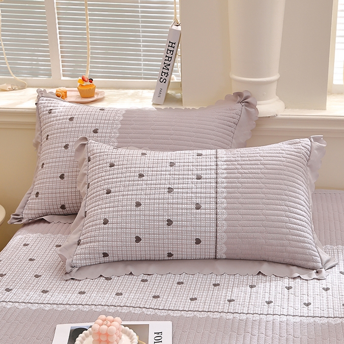 91家纺网 家纺一手货源 找家纺 彩亿家纺 2026春夏新品四季床盖泡芙棉双层纱蕾丝床裙加厚床单 甜心灰