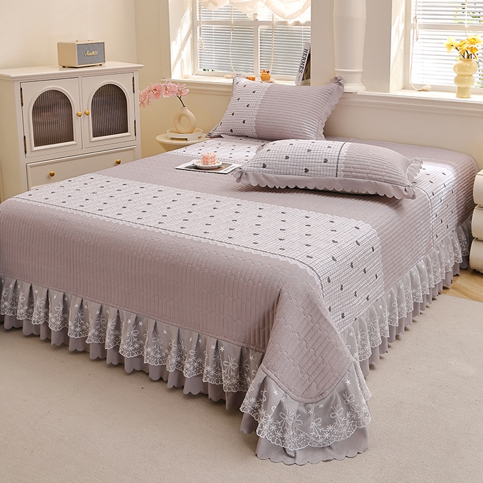 91家纺网 家纺一手货源 找家纺 彩亿家纺 2026春夏新品四季床盖泡芙棉双层纱蕾丝床裙加厚床单 甜心灰