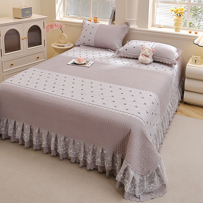 91家纺网 家纺一手货源 找家纺 彩亿家纺 2026春夏新品四季床盖泡芙棉双层纱蕾丝床裙加厚床单 甜心灰