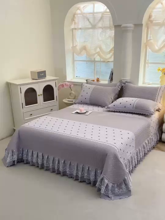 91家纺网 家纺一手货源 找家纺 彩亿家纺 2026春夏新品四季床盖泡芙棉双层纱蕾丝床裙加厚床单 甜心灰