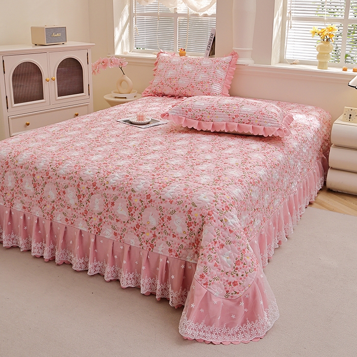 91家纺网 家纺一手货源 找家纺 彩亿家纺 2026春夏新品四季床盖泡芙棉双层纱蕾丝床裙加厚床单 小桃兔