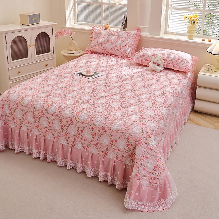 91家纺网 家纺一手货源 找家纺 彩亿家纺 2026春夏新品四季床盖泡芙棉双层纱蕾丝床裙加厚床单 小桃兔